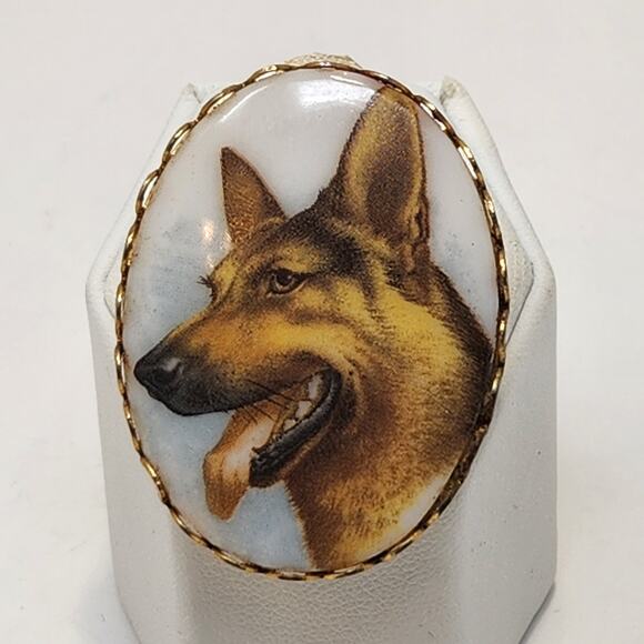 German Shepherd Dog Oval Porcelain Cameo Style Brooch Pin Gold Tone Scalloped - Picture 1 of 4